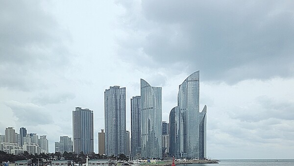 해운대 초고층 아파트는 부의 상징이다. 바다에 떠 있는 듯한 성이다. 하지만 이 아파트에도 아이들은 대학생이 되면 집을 떠나고, 부부만 남아 살면서 자식들이 찾아주길 기다리고 있을 것이다. /김정관