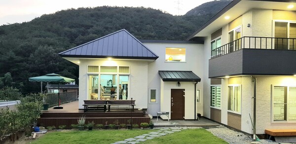 필자가 설계한 경남 양산 심한재, 한옥의 사랑채와 안채 개념을 설계에 적용해서 거실채와 침실채로 채 나눔한 집이다. 침실채의 이층은 자식들과 손님의 영역으로 구분되고 거실채가 중층으로 독립되어 있어서 사위와 며느리가 편히 지낼 수 있다. /김정관