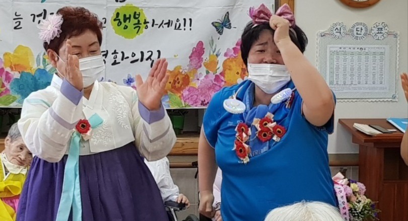 어르신들의 하루하루를 즐겁게 해 드려야 해서 가진 달란트로 재주를 부렸다. /주숙녀