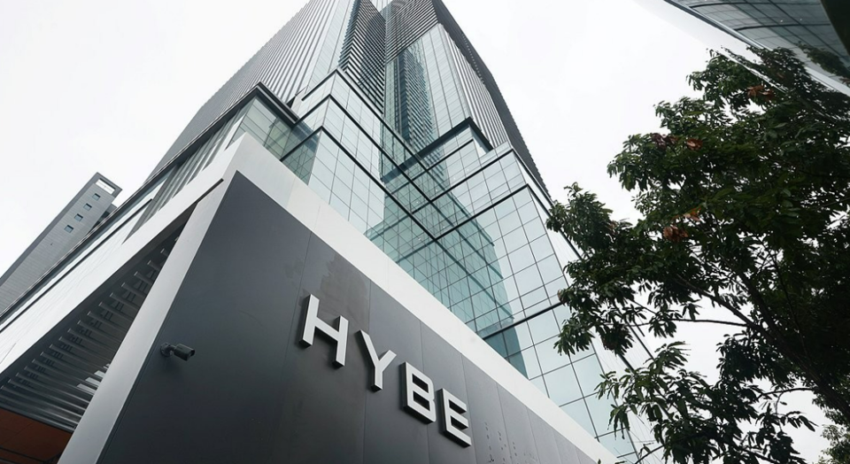 하이브가 연이은 악재를 겪으면서 주가에도 변동이 오고 있다. 증권가에서는 매매 타이밍은 아직이라는 평가다. /연합뉴스