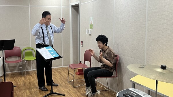 1 : 1 맞춤형 레슨 중인 베이스 함석헌(왼쪽)과 수강생 /사진=한형철 초빙기자