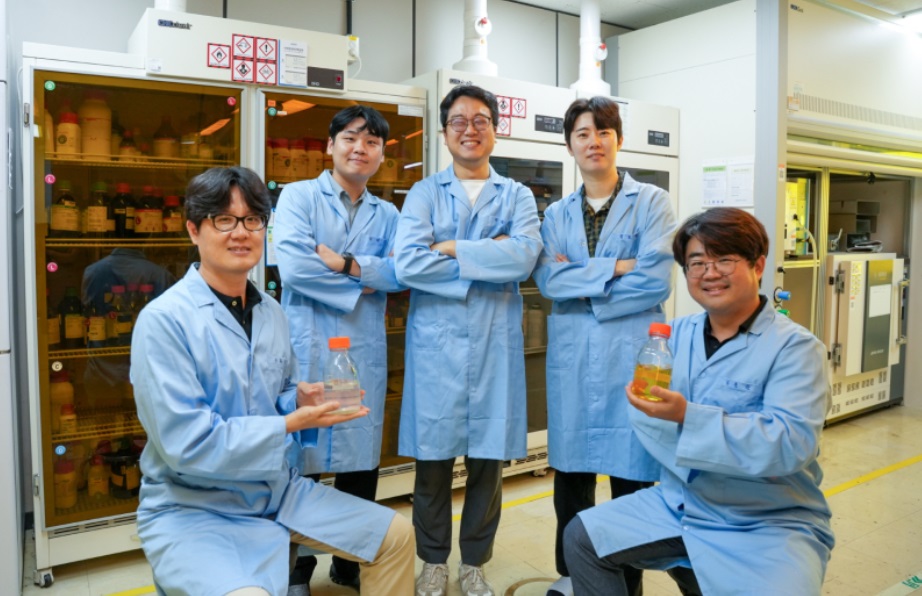 실록산을 활용해 폴리비닐리덴 플로라이드(PVDF)를 대체할 수 있는 배터리 양극용 바인더를 개발한 한국전기연구원 강동준(앞줄 왼쪽), 임현균(앞줄 오른쪽) 박사와 연구팀이 포즈를 취하고 있다. /한국전기연구원