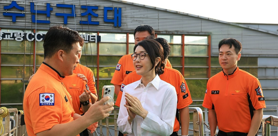 김건희 여사가 지난 10일 '세계 자살 예방의 날'을 맞아 119특수구조단 뚝섬수난구조대를 방문해 근무자들과 대화하고 있다. /연합뉴스