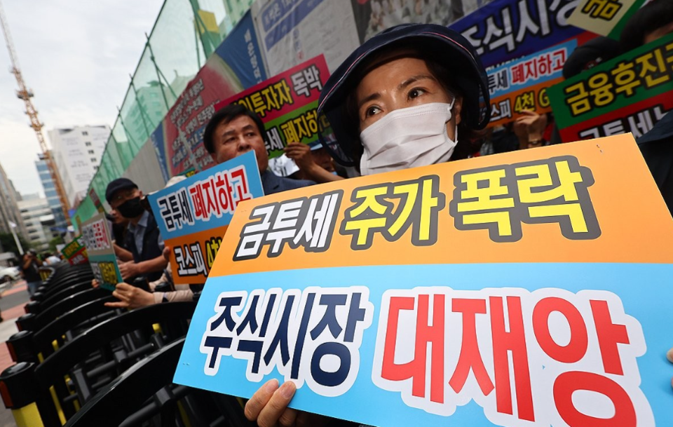 민주당 일각이 금융투자소득세 도입을 추진하는 대신 개인종합자산관리계좌(ISA)의 납입한도를 늘리고 해당 계좌를 통해 해외 주식에도 직접투자할 수 있게 하는 방안을 추진하고 있다. 소규모 개인 투자자의 우려를 완화하기 위한 카드로 풀이된다. /연합뉴스