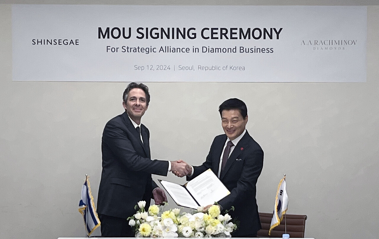 12일 오전 10시 30분 박주형 신세계백화점 대표(우)와 라흐미노프사 대표인 오리 라흐미노프(Ori Rachminov)가 MOU 체결을 하고 있다. /신세계백화점