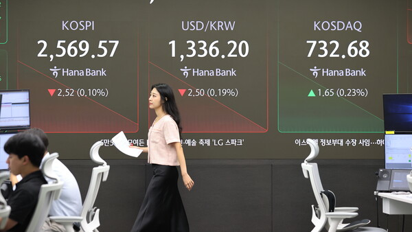 13일 한국은행이 발표한 '국제금융·외환시장 동향'에 따르면 지난 8월 중 주식자금은 18억5000만 달러 순유출됐다. 이는 지난해 10월 이후 10개월 만에 처음 있는 순유출이다. /연합뉴스