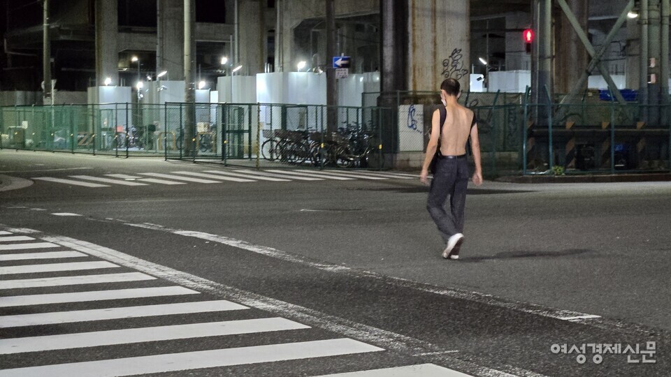 13일 오사카 아이린지구의 한 건널목을 건너고 있는 노숙인 /오사카=김현우 기자