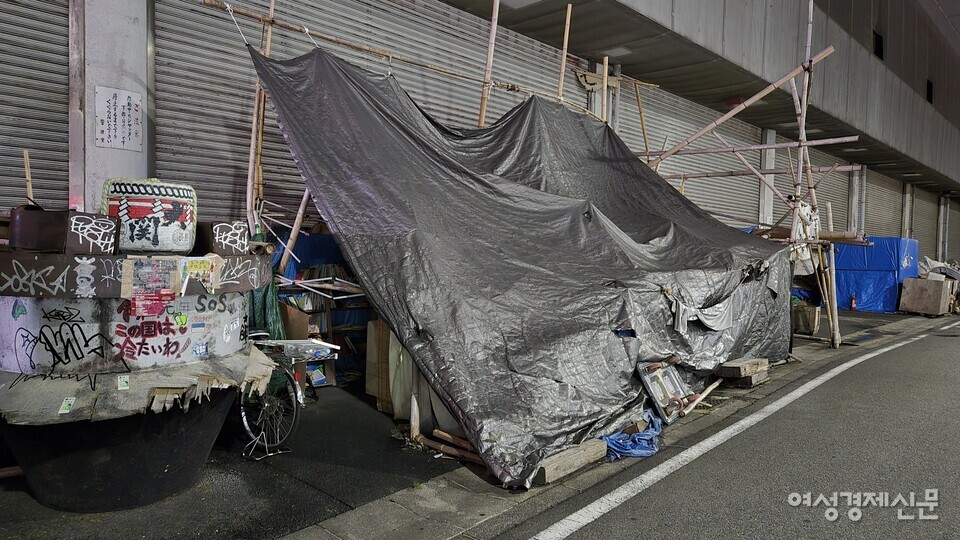 한 노숙인이 텐트를 이용해 임시 거주 공간을 만든 모습. /오사카=김현우 기자