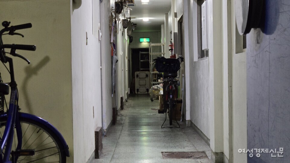 아이린지구에 위치한 노숙인들의 임시 거쳐. 일명 '쪽방'. /오사카=김현우 기자