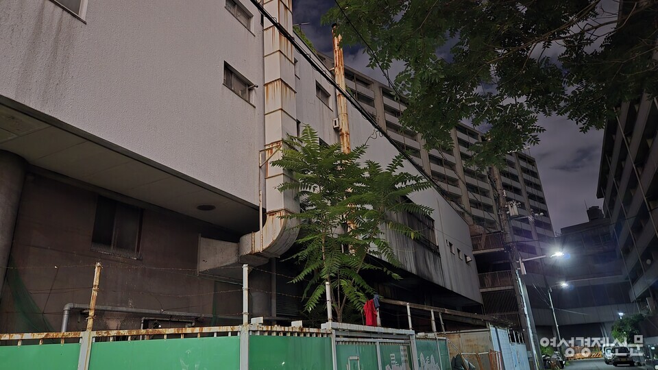 아이린지구에 위치한 한 폐건물. 노숙인이 들어가지 못 하도록 게이트를 설치했다. /오사카=김현우 기자