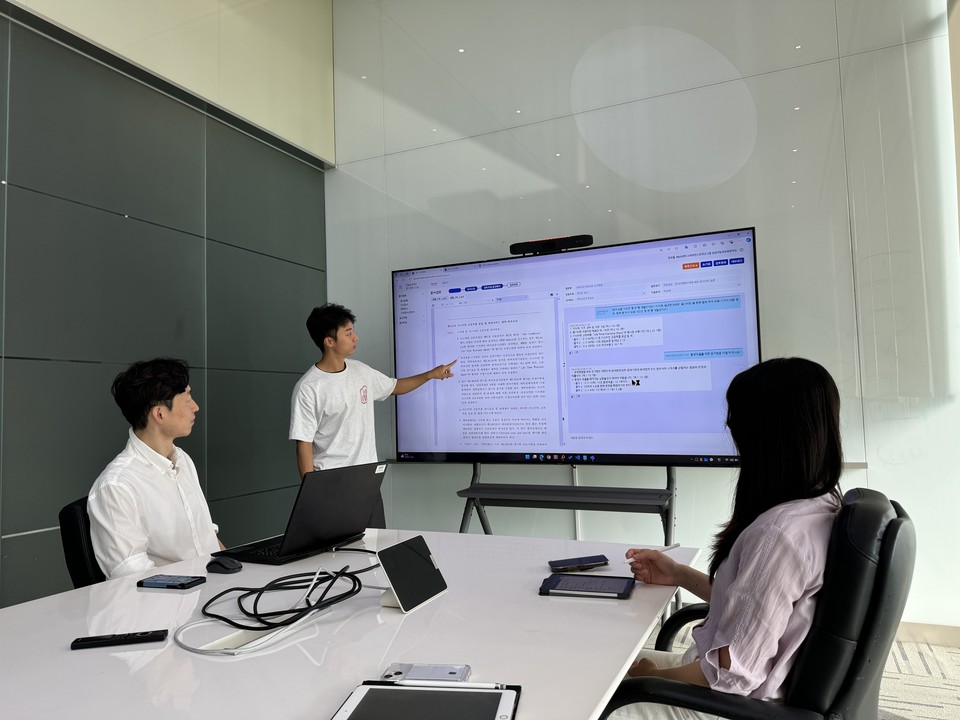 포스코이앤씨 AI 입찰문서 검토시스템을 활용해 업무하는 모습. /포스코이앤씨