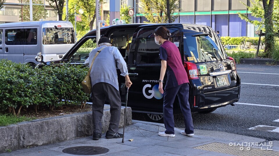 어리석다는 뜻을 담고 있는 '치매'라는 병명을 '인지증'으로 개정한 일본. 이곳에서 일하는 요양보호사는 개정된 병명조차도 환자 앞에서는 사용하지 않는다고 합니다. 환자를 '일반인'처럼 대하고 환자 스스로도 '일반인'으로 인식하게 하여 병의 진행 속도를 늦추기 위해서죠. 주야간보호센터에서 수급자를 택시에 태워 보낼 때도, 옆에서 지켜볼 뿐 스스로 택시에 타게 하는 모습이 사진에 담겨 있습니다. /오사카=김현우 기자