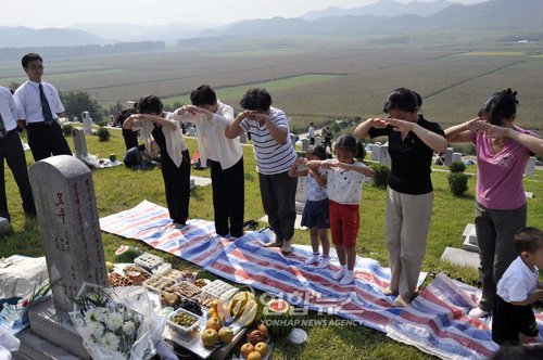 북한의 추석 풍경은 남한과 크게 다르지 않다. 휴일은 하루 뿐이지만 조상의 묘를 찾고 명절 음식을 만들어 먹는다. /연합뉴스