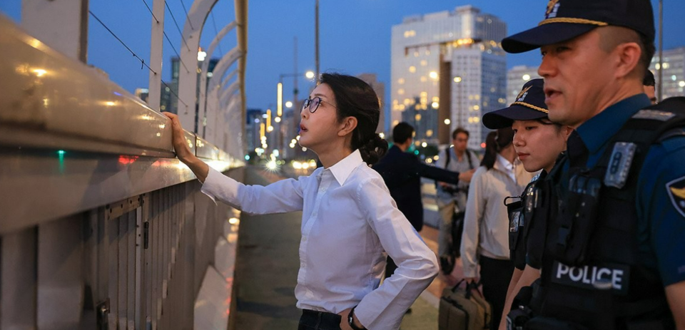 김건희 여사가 지난 10일 '세계 자살 예방의 날'을 맞아 서울 마포대교에서 마포경찰서 용강지구대 근무자와 함께 도보 순찰을 하고 있다. /연합뉴스