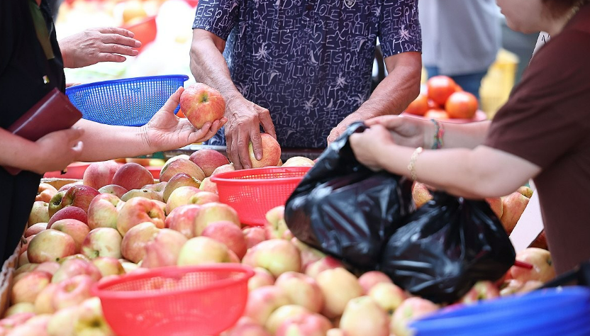 지난 2일 서울시 60개 시내 전통시장에서 추석 성수품과 농·축·수산물을 최대 30% 할인된 가격에 판매하기 시작했다. /연합뉴스