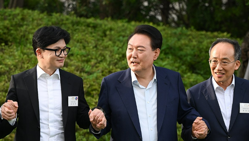 윤석열 대통령이 지난 7월 24일 서울 용산 대통령실 앞 파인그라스에서 열린 국민의힘 신임 지도부 만찬에서 한동훈 대표(왼쪽), 추경호 원내대표(오른쪽) 등과 함께 손을 맞잡고 기념 촬영을 하고 있다. /연합뉴스