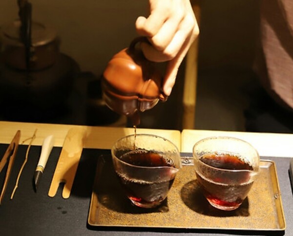 98년 된 호급차인 복원창호, 노차 다회에서 한 번 우리는 양이 22g이나 되었는데 그 가격은 액수를 논할 수 없다. 진품 홍인을 마셔보았던 필자도 가늠할 수 없는 호급차의 향미는 어떠했을까? 생각만으로도 입에 침이 가득 차오른다. /사진 출처=다음카페 '차연구소'