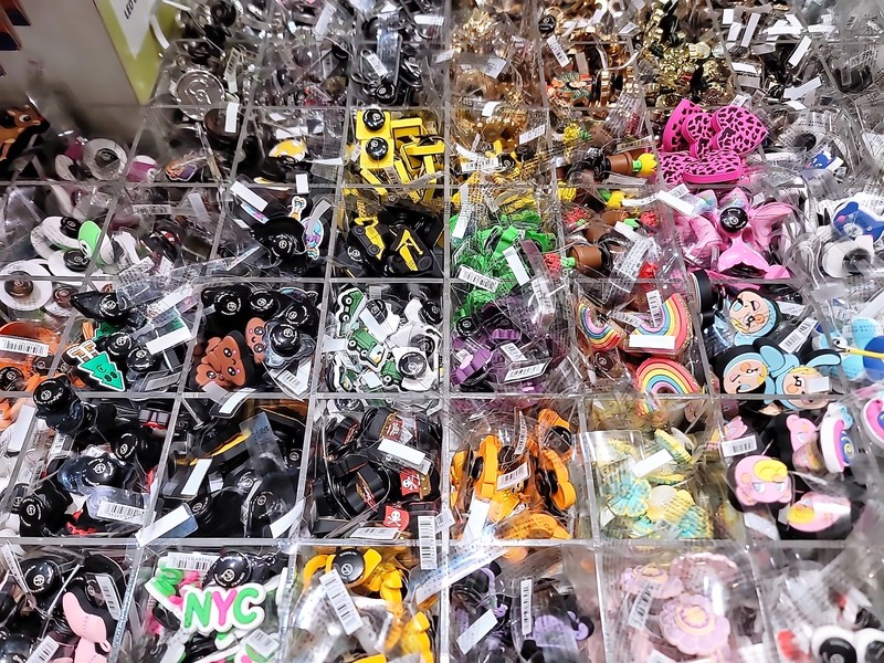 ​신발을 꾸미는 지비츠 참 /사진=홍미옥​