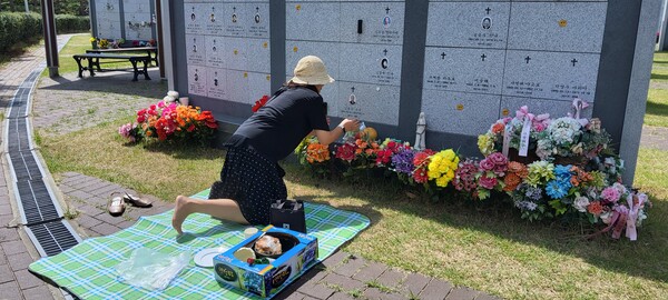 추석엔 가족끼리 모여 소풍가듯 성묘한다. 아빠와 인사하는 딸/사진-송미옥