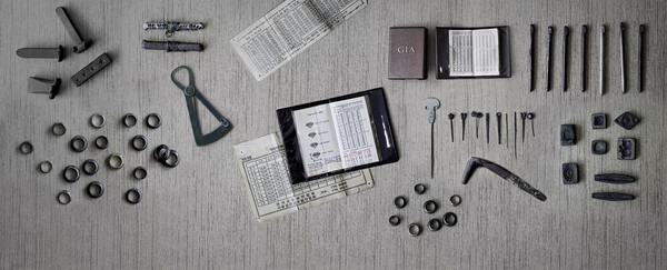 창업주가 직접 만든 제품들과 3대째 가족이 보유하고 있는 기록품들 /존폴쥬얼리