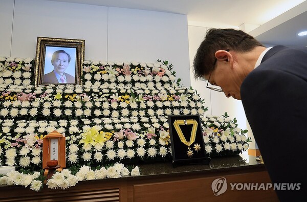 김문수 고용노동부 장관이 22일 오후 서울 종로구 서울대병원 장례식장에 마련된 장기표 신문명정책연구원 원장 빈소를 찾아 국민훈장을 추서하고 있다. /연합뉴스