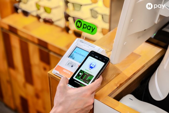 올해 상반기 간편지급 서비스 이용금액은 일평균 9392억원, 이용건수는 2971만건으로 전년 대비 각각  11.0%,  13.0% 증가했다. /네이버페이