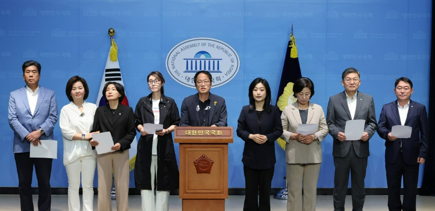 박주민 더불어민주당 의료대란대책특위 위원장과 위원들이 23일 오전 국회 소통관에서 "윤석열 대통령과 국민의힘 한동훈 대표 만찬에서 의료대란을 해결할 수 있는 작은 실마리라도 만들 수 있는 자리가 되길 기대한다"라며 기자회견을 하고 있다. /연합뉴스