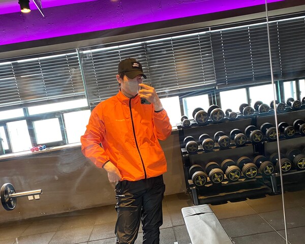 주황색 운동복을 입고 헬스장에서 / 권혁주