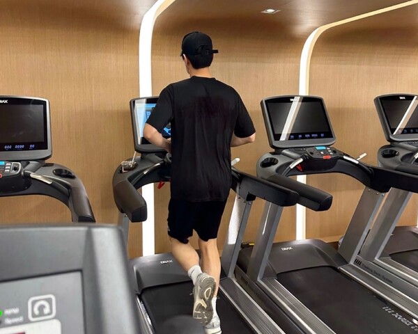 러닝머신 위를 달리고 있는 필자의 모습 /권혁주