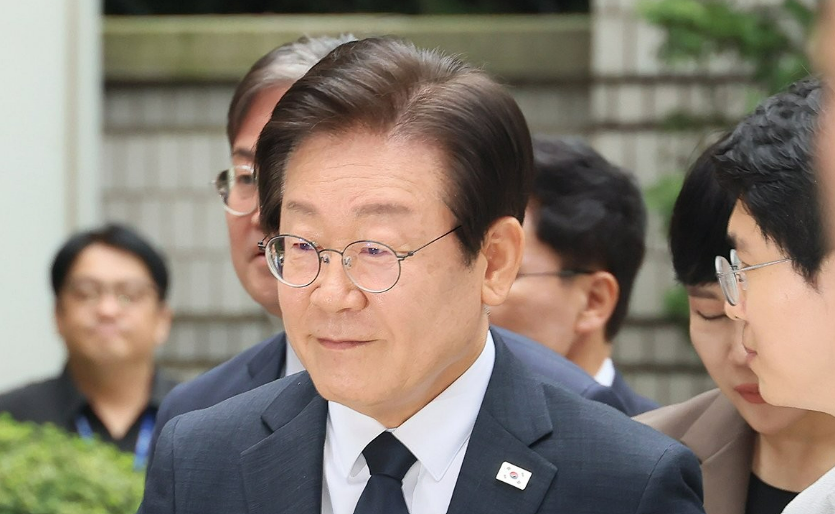 이재명 더불어민주당 대표가 지난 20일 서울 서초구 서울중앙지법에서 열리는 공직선거법 위반 1심 결심 공판에 출석하며 취재진 질문에 답하고 있다. /연합뉴스