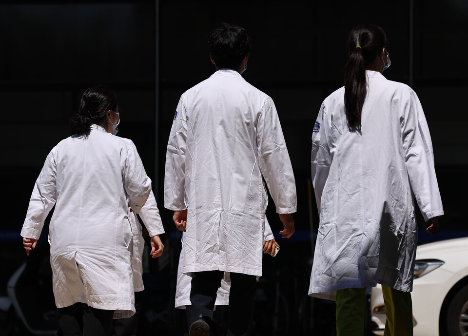 응급의료와 치안은 국민 생명과 직결되는 사회 인프라임에도 의사와 경찰이 이를 외면하고 있다는 비판과 인센티브 체계를 제대로 갖추지 않고 종사자에게 사명감만 강요하는 것은 모순이라는 주장이 맞선다. /연합뉴스