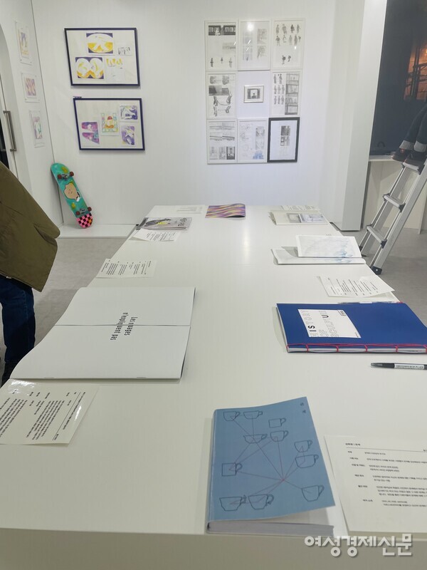 '유니폼' 더미북 전시 <아홉 더미> 3 /윤마디