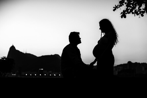 아이를 가진 부부, 출산을 앞둔 만삭의 아내를 바라보는 남편의 표정은 어떨까? 아기가 태어나면 부부만의 행복이 아니라 양가의 할아버지 할머니는 이보다 더 큰 행복이 있을 수 있을까 싶다. 아이를 양육하는 힘든 시간은 고진감래의 기쁨으로 보상받게 될 것이다. /픽사베이