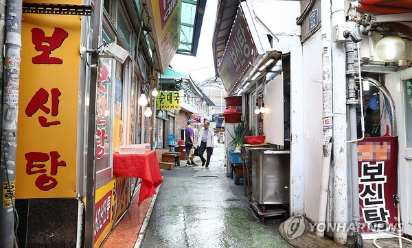 '개의 식용 목적의 사육·도살 및 유통 등 종식에 관한 특별법'이 시행된 8월 7일 서울의 한 보신탕 집앞에 시민들이 오가고 있다. /연합뉴스