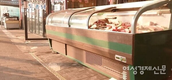 개 식용 종식 특별법이 통과되기 전인 2021년 경기도 성남의 시장 건강원에서 흑염소 고기와 개고기를 판매하고 있다. /이상무 기자