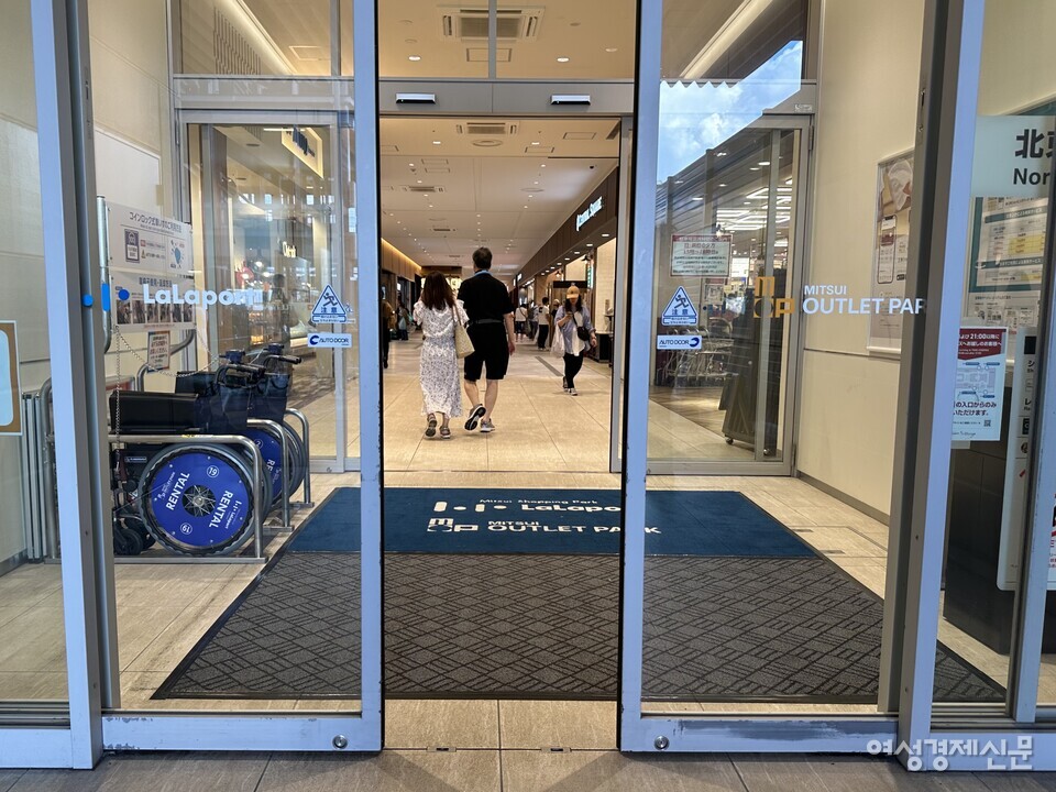 2023년 개관한 일본 쇼핑몰 라라포트(LaLaport) 오사카 가도마 지점엔 동전을 넣고 사용할 수 있는 휠체어가 구비돼 있다. 1층 출입구와 입체식 주차장과 연결되는 2‧3층의 모든 출입구에 마련됐다. /김정수 기자