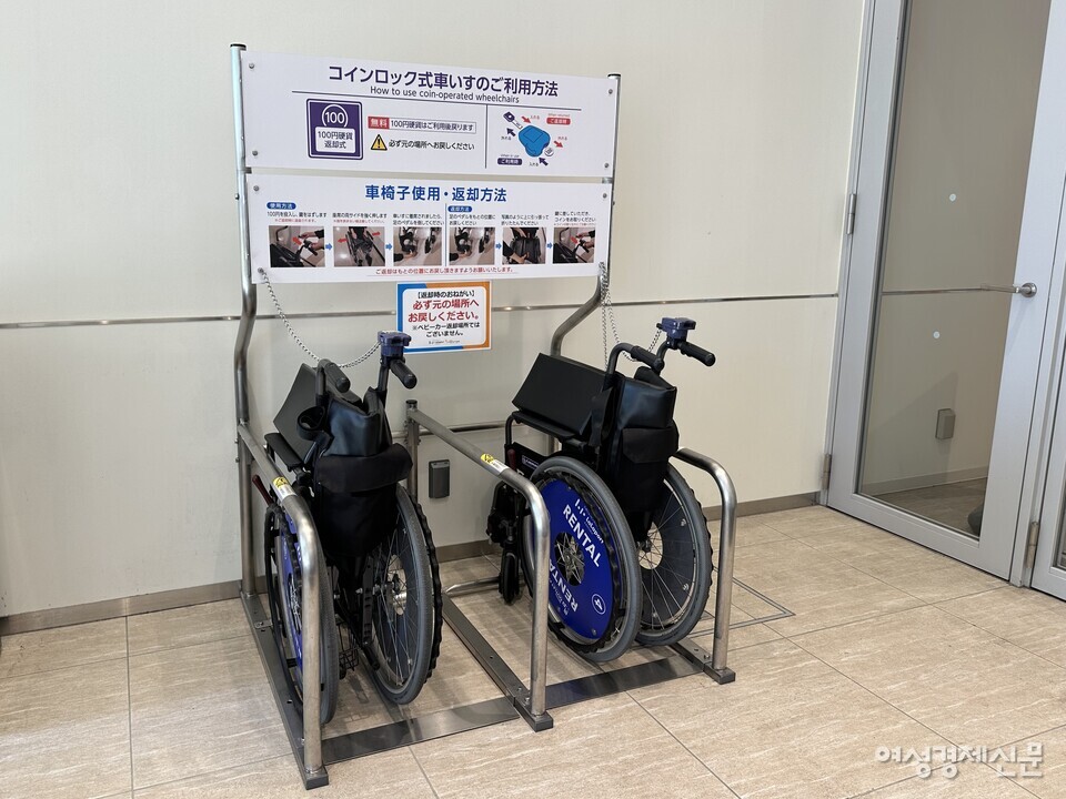 라라포트 가도마 지점은 1층과 입체식 주차장과 연결되는 2‧3층 모든 출입구에 각각 휠체어가 2대씩 구비돼 있다. /김정수 기자