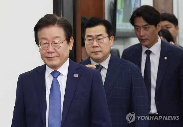 더불어민주당 이재명 대표 등이 27일 국회에서 열린 최고위원회의에 입장하고 있다. /연합뉴스