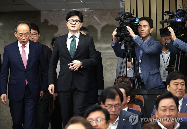 국민의힘 한동훈 대표와 추경호 원내대표가 26일 국회에서 열린 의원총회에 입장하고 있다. /연합뉴스