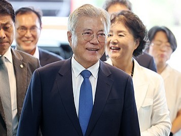 20일 오전 전남 영암군 호텔 현대 바이라한 목포 컨벤션홀에서 열리는 '9·19 평양공동선언 6주년 전남 평화회의'에 참석하기 위해 문재인 전 대통령이 이동하고 있다. /연합뉴스