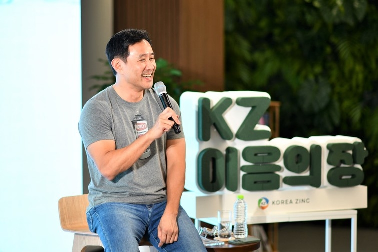최윤범 고려아연 회장이 지난해 7월 21일 서울 논현동 고려아연 본사 라운지에서 개최된 '생각을 읽다, 마음을 잇다' 타운홀 미팅에 참석해 인터뷰를 진행하고 있다. /고려아연