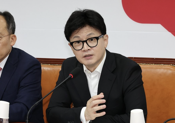 한동훈 국민의힘 대표가 더불어민주당에 금융투자소득세 폐지 결정을 촉구하는 동시에 국회의원과 고위공직자의 사모펀드 가입 내역을 공개하는 방안을 검토하자고 요구했다. /연합뉴스