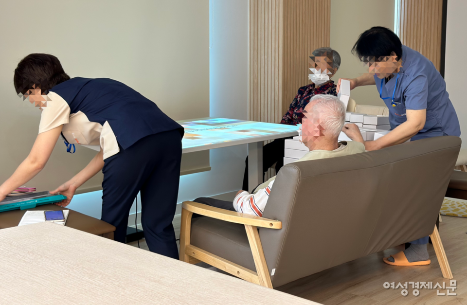 10월 1일부터 선임 요양보호사를 배치하는 요양보호사 승급제가 시행된다. 사진은 경기도에 위치한 한 요양기관 모습 /김정수 기자