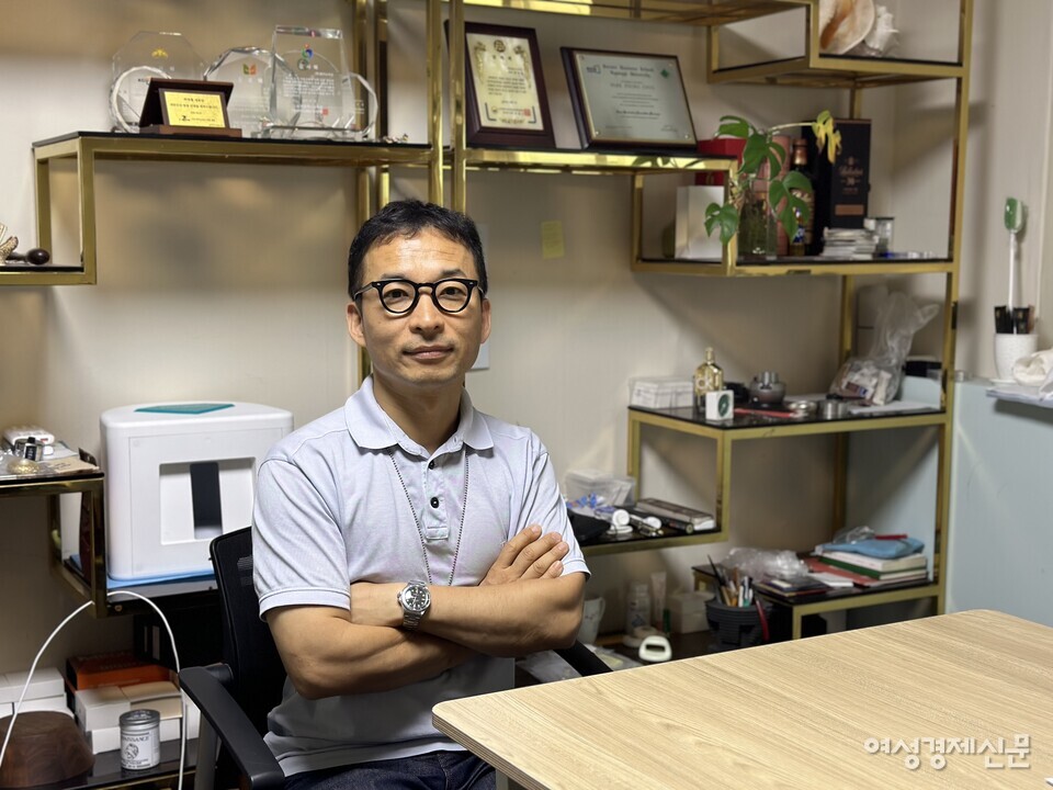 대한민국 보석‧금속공예 명장이자 주얼리 제조 회사 와이스미스(Y.SMITH) 창립자 박영철 대표를 여성경제신문이 만났다. /김정수 기자