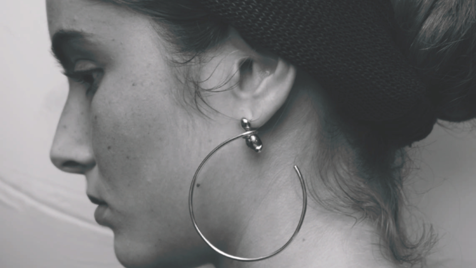 1064 스튜디오의 볼드한 주얼리 스타일은 특히 해외에서 큰 인기를 얻고 있다. /1064 스튜디오 홈페이지 룩북 캡쳐