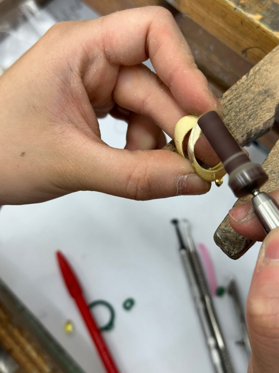 1064 스튜디오는 손으로 직접 만들어 공장에서 따라하기 어려운 제품들이 많다. /1064 스튜디오 제공