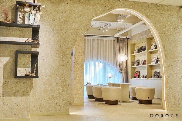 종로에 새 둥지를 튼 도로시는 쇼룸에도 많은 공을 들였다. 고객이 머물러 있는 동안 편안함을 느낄 수 있도록 오브제부터 작은 디퓨저까지 신중히 배치했다. /도로시주얼리