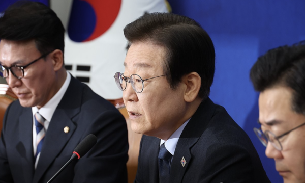 이재명 더불어민주당 대표가 예금자보호 한도를 1억원으로 확대하는 것과 관련해 여당의 협조를 촉구했다. /연합뉴스