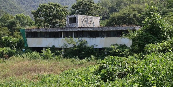 8월 14일 경기도 동두천시 소요산 입구의 옛 성병관리소가 폐허로 남아 적막하다. /연합뉴스