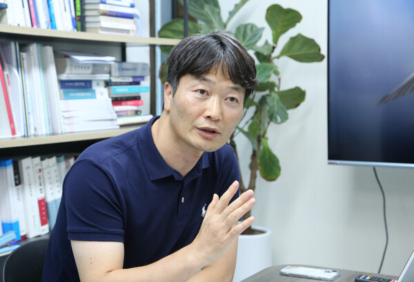 '특허사무소 공앤유' 공우상 대표 변리사가 지난 9월 30일 여성경제신문과 인터뷰 하고 있다. /장세곤 기자